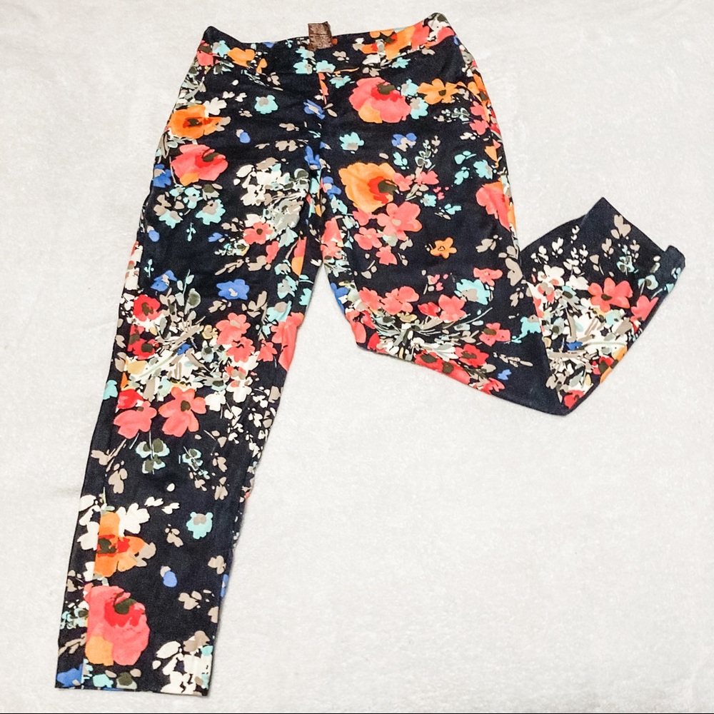 🌺 3 for $33! Cropped floral pants